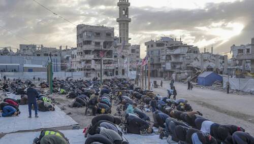 Muzułmanie modlą się na ulicach zniszczonej Gazy