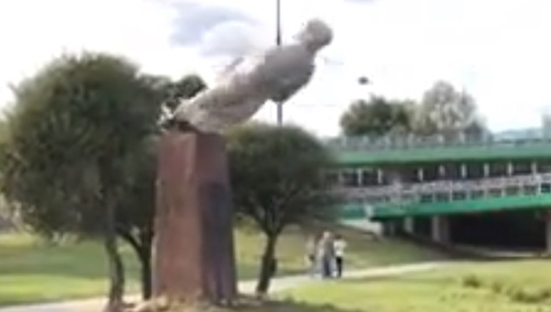 [video] Mamy nagranie momentu obalenia pomnika Berlinga. "Tak upadł obelisk zdrajcy"