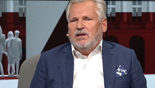 "Ten człowiek ma talent, wykazał się odwagą". Kwaśniewski komplementuje Hołownię