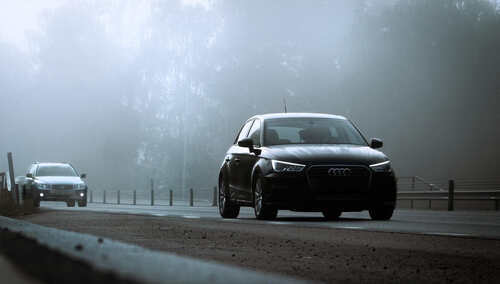 Dwa samochody na drodze