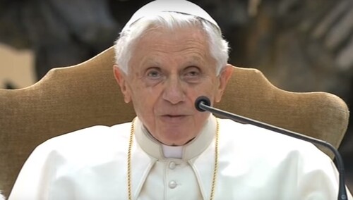 Benedykt XVI cierpi na paraliż