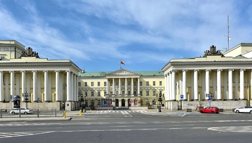 Warszawski ratusz szkoli skrajne lewactwo… z antykapitalizmu i "taktyk miejskich"?