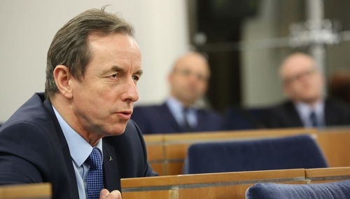 "Wyciągnęłam 500 $, odliczyłam po setce, pan ordynator wziął pieniądze". Prof. Popiela znów zabiera głos