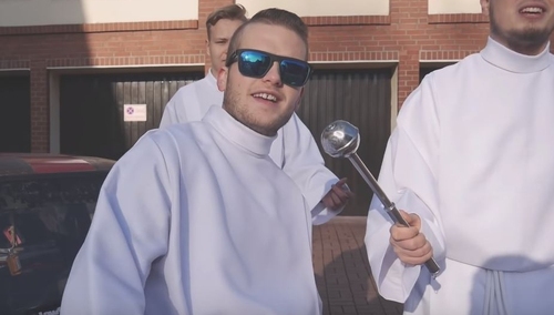 [video] "Ona by tak chciała służyć ze mną". Piosenka nagrana przez ministrantów podbija sieć