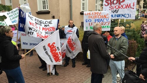 "Nie zgadzamy się na likwidację komunikacji miejskiej". Solidarność zorganizowała pikietę w Ostródzie