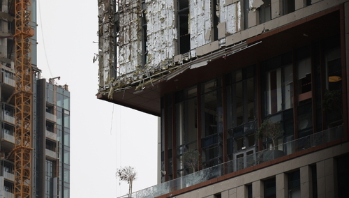 Widok uszkodzonej części jednego z budynków Międzynarodowego Centrum Finansowego w Dubaju