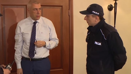 "Nadal były skargi". Super Express: Policja dwukrotnie interweniowała na imprezie u Romana Giertycha