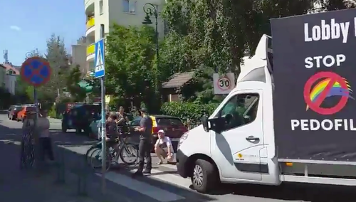 [WIDEO] Warszawa: Aktywiści zablokowali furgonetkę "Stop pedofilii"