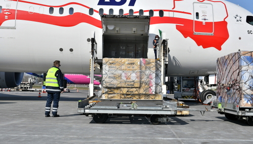 Premier: Pierwsze dwa samoloty z wyposażeniem medycznym z Chin są już w Polsce