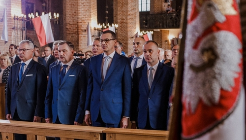 Gdańsk. Uroczystości Sierpnia '80. Złożenie kwiatów pod pomnikiem A. Walentynowicz i msza w św. Brygidzie