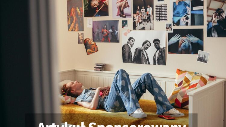 Nastolatek na łóżku