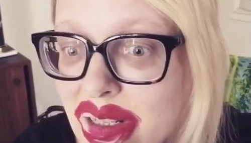 [video] Katarzyna Nosowska parodiuje celebrytów: "Sposób na upiększenie ust". Lepsze niż kabaret