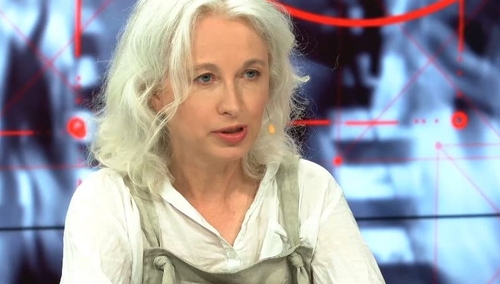 Miała wyjechać, ale jest aktywna jak nigdy. Gretkowska: "Ziobro otoczony klaką chłopaczków..."