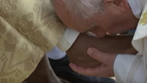 [VIDEO] Papież Franciszek umył nogi więźniom