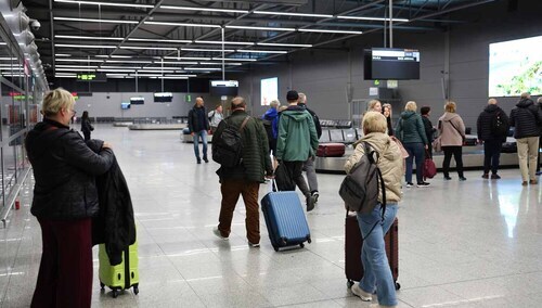 Przylot Polaków ewakuowanych z Omanu na lotnisko w Pyrzowicach