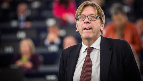 Polski sąd chce uchylić immunitet Guyowi Verhofstadtowi