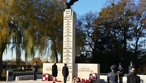 Premier Beata Szydło oddała hołd bohaterom z Dywizjonu 303