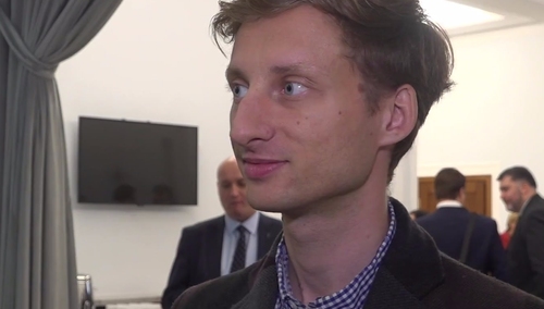 [video] "Chciałbym dokończyć kawę". Tak młody poseł KO odpowiada na pytanie czym jest Prezydium Sejmu
