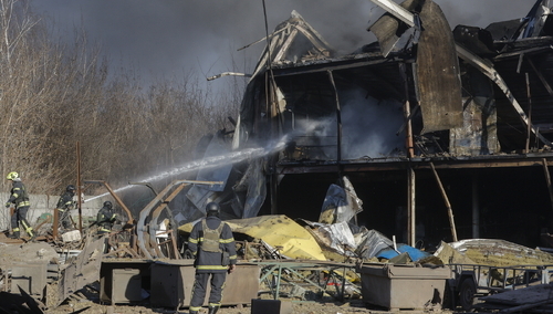 Ukraińscy ratownicy pracują na miejscu rosyjskiego ataku w Browarach koło Kijowa na Ukrainie