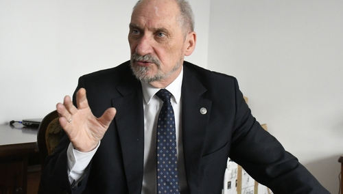 Macierewicz: Przez lata próbowano przekształcić służbę zdrowia w strukturę komercyjną