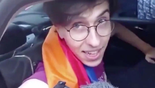 [video] "Margot" udziela wywiadu z policyjnej "taksówki". Wygląda na to, że dobrze się bawi