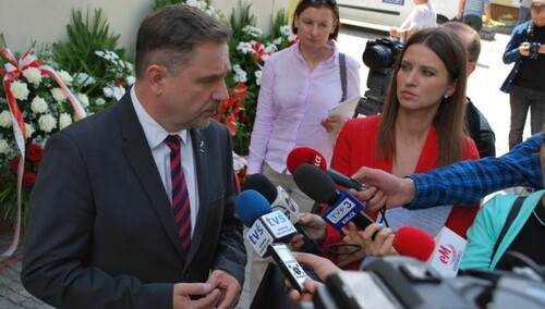 W ciszy złożyli kwiaty. Dzisiaj 73. rocznica UB-ckiej prowokacji w Kielcach