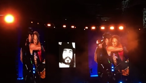 Metallica zagrała „Sen o Warszawie”. Zobacz jak zapisali słowa piosenki