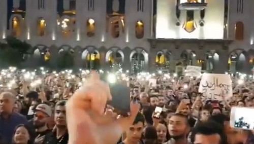 [video] Antyrosyjskie protesty w Gruzji. Setki rannych. Gruzini śpiewają hymn pod parlamentem w Tbilisi