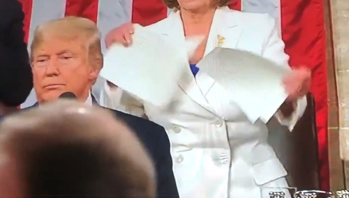 [video] Skandal w USA. Podczas przemówienia Trumpa Nancy Pelosi podarła jego przemówienie