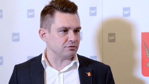 "Specjalna dedykacja". Bal charytatywny dla dzieci, a polityk .N pozuje... ze środkowym palcem