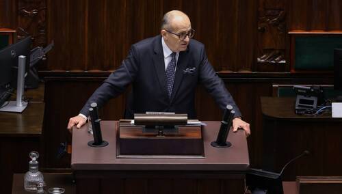 Poseł PiS Zbigniew Rau na sali obrad Sejmu