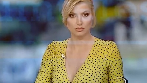 Dziennikarka TVP Info w odpowiedzi na hejt: Tak, mam biust. A do tego śmiem być dziennikarką!