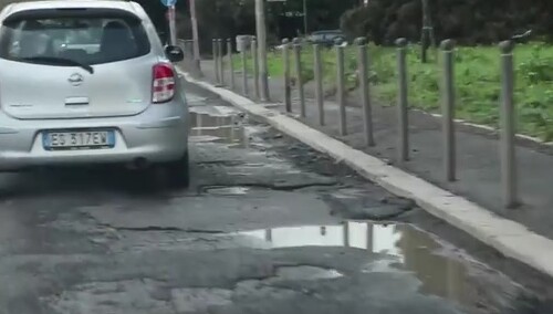 Władze Rzymu płacą rekordowe odszkodowania kierowcom za dziury w jezdniach