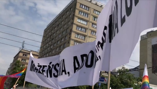 [video] Frekwencja nie dopisała. A jeszcze środowiska LGBT obrażone na PO: "Chcieli zabrać transparent"