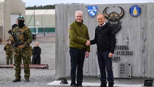 Jonas Gahr Store, Donald Tusk