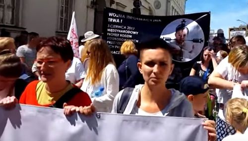 [video] Demonstracja przeciwko przymusowym szczepieniom w Warszawie. 10 tysięcy uczestników