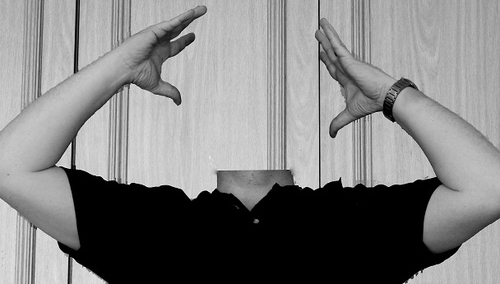 Krysztopa: Żydowski idiota oddał mocz na pomnik w Auschwitz. A gdyby był Polakiem?