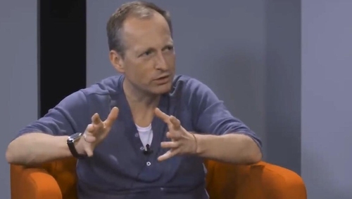 Konrad Piasecki ostro do działaczy Wiosny: "Sugeruję, żeby skupili się na tworzeniu list do PE..."