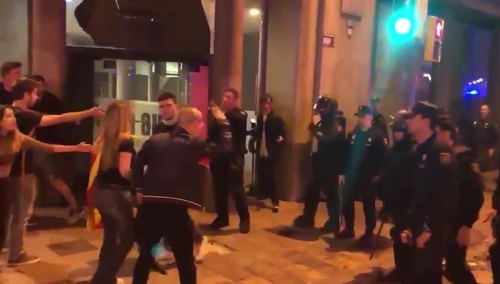 [video] Katalonia. Policja bije na ulicy. Śpiewak: "Liberalna demokracja została zabita przez liberałów"