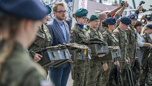 Młodzież garnie się do munduru