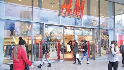 Kontrowersyjna reklama firmy odzieżowej spowodowała falę protestów. "Byłem zszokowany i zażenowany"