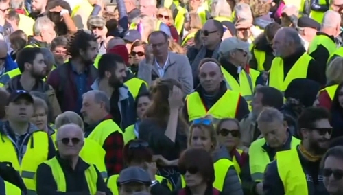 [video] Francja. Już prawie 300 tys. osób z ruchu "żółtych kamizelek" protestuje przeciw podwyżkom