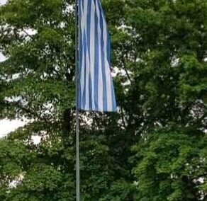 Joanna Płotnicka: Dziwna flaga przed Muzeum Auschwitz. Czego tu brakuje?