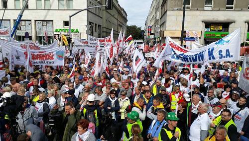 Tysiące osób na trwającym właśnie proteście Solidarności pod budynkiem KE w Warszawie
