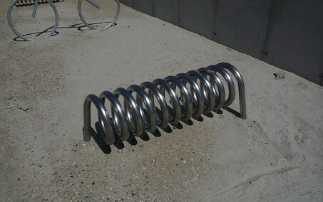 Stojaki rowerowe, pod hasłem „Przypnij się do Kultury i Sztuki!”