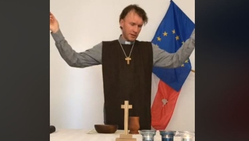 [video] Spalił flagę, teraz profanuje Mszę Św. Kolejna prowokacja aktywisty LGBT