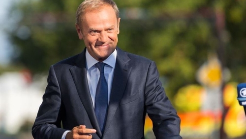 Tusk apeluje o "redukcję sporów i emocji". Podaje swoje zachowanie jako... przykład