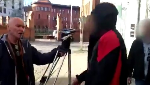 [video] Kolejny atak na ekipę TVP: "Pokazać ci k... jak się podcina gardło?"