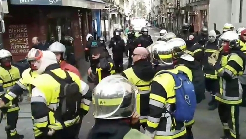 [video] Niepokojące obrazy z Francji? Policja bije strażaków