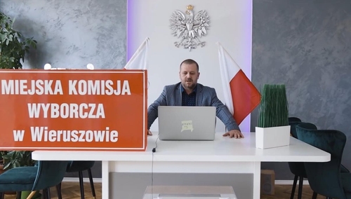 [video] Żałość. Burmistrz Wieruszowa zamyka się w trumnie. Protestuje przeciw wyborom w maju